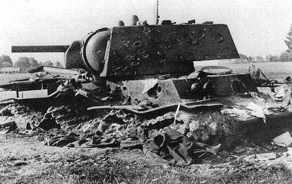 Фото: 2-е суток советский танк КВ-1 сдерживал целую танковую дивизию врага, 1941 год