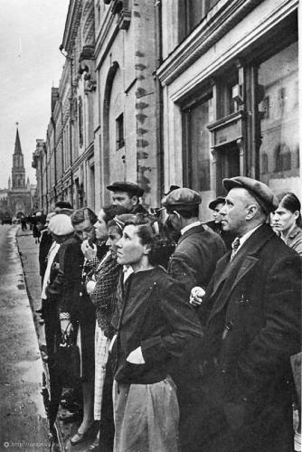 Фото: Москвичи слушают речь Молотова 22 июня 1941 года