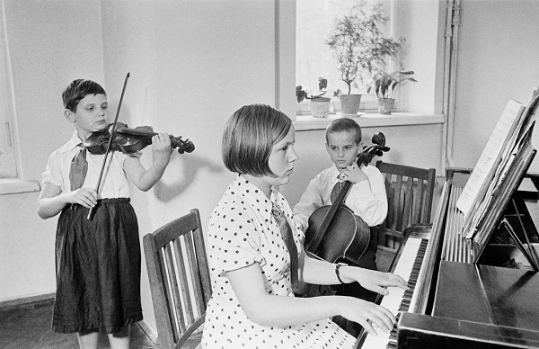 Фото: Подготовка к выступлению на концерте в  советской музыкальной школе