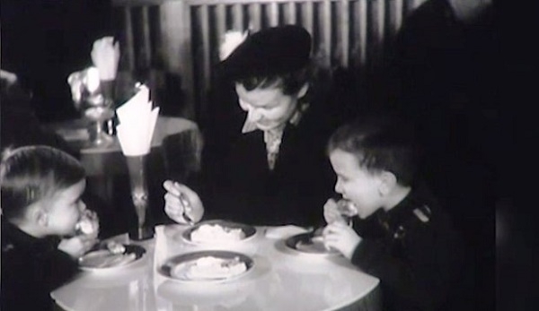 Фото: Советская семья лакомится пирожными в кафе