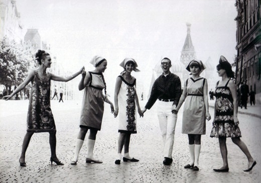 Фото: Модельер Вячеслав Зайцев со своими манекенщицами, 1965 год