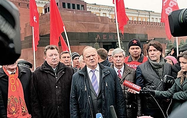 Фото: Геннадий Зюганов с однопартийцами из  КПРФ на Красной площади, 2012 год