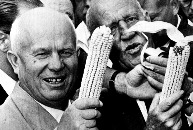 Фото: Забросал журналистов кукурузой. Запаниковал. Н. С. Хрущев в США