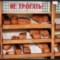 Хлеб в булочной лежит на деревянных полках