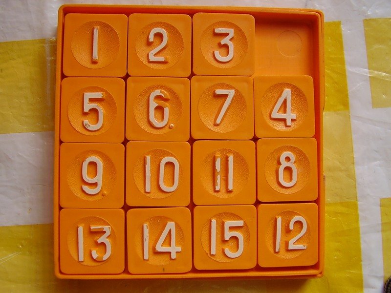 Фото: «Пятнашки» представляют из себя квадратную коробку, внутри которой набор фишек с числами от единицы до пятнадцати