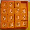 «Пятнашки» представляют из себя квадратную коробку, внутри которой набор фишек с числами от единицы до пятнадцати
