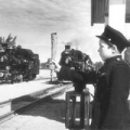 стрелочник Гуров провожает поезд со станции Озерная