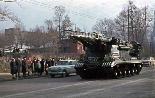 Фото: Военная техника на Лепнинградском проспекте после парада