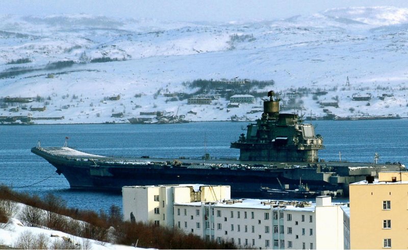 Фото: Адмирал Кузжнецов на причале в Североморске 2005 год