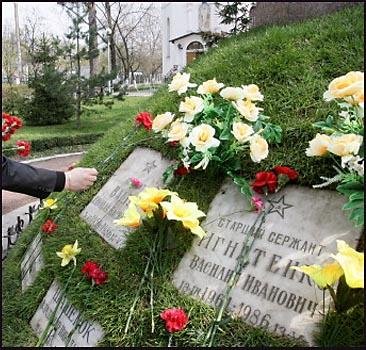 Фото: Могила героя-черногбыльца старшего сержанта Игнатенко