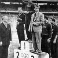 Игорь Нетто - капитан сборной СССР - на верхней ступеньке пьедестала почета олимпийского турнира 1956 года в Мельбурне