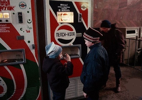 Фото: Первые автоматы по продаже пепси в СССР.