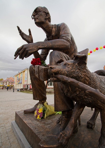 Фото: Памятник режиссеру Леониду Гайдаю в Иркутске