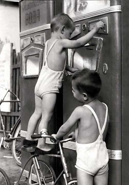 Фото: Дети покупают газировку в советских автоматторгах