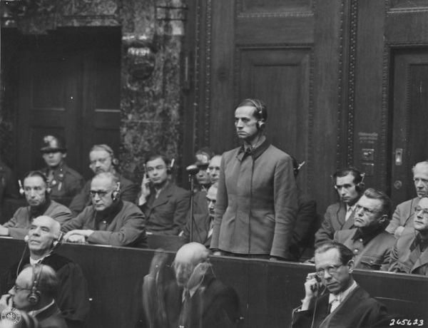 Фото: Бывший рейхсминистр здравоохранения Карл Брандт слушает свой смертный приговор на Нюрнбергском процессе