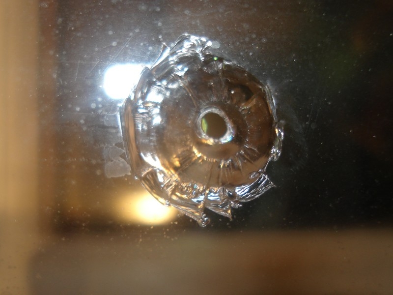 Фото: Отверстия в окнах, которые оставила на память Петрозаводская медуза