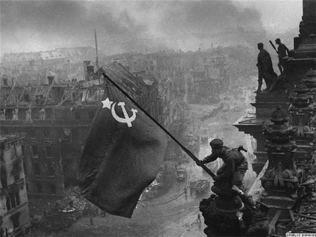 Фото: Берлин. 2 мая 1945. Знамя Победы над Рейхстагом.