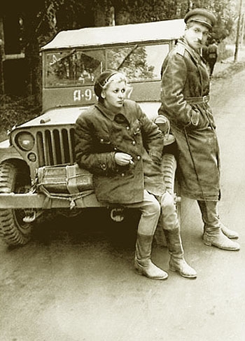 Фото: Валентина Серова и Константин Симонов на фронте.