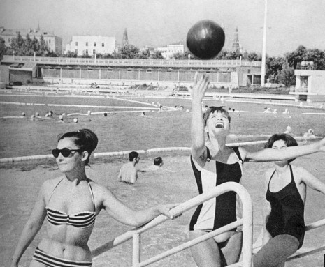 Фото: Девушки в бассейне Москва