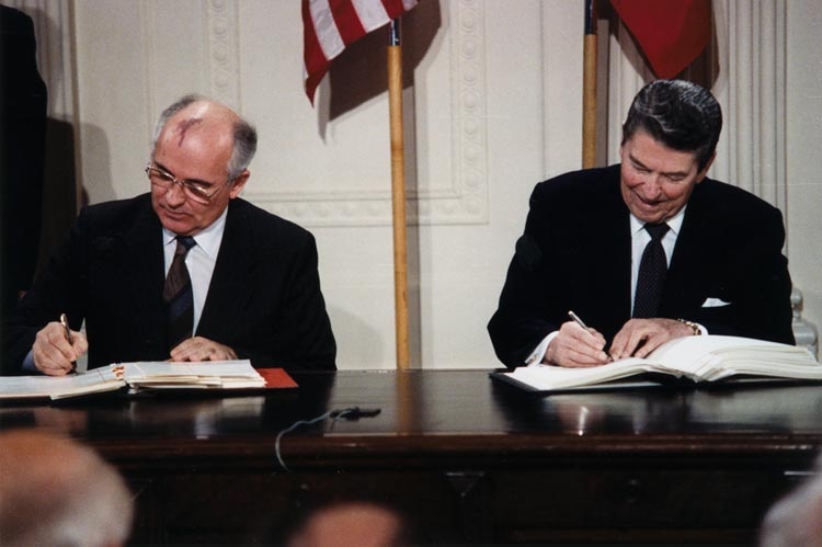 Фото: Президент США Р. Рейган и Генеральный секретарь ЦК КПСС М. С. Горбачёв подписывают Договор в Белом Доме, 1987 год.