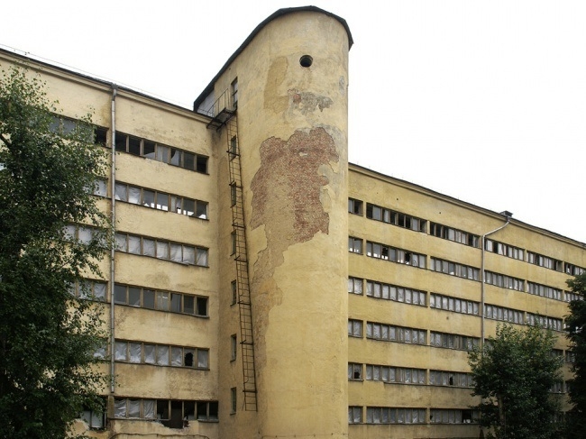 Фото: Фасад спального  корпуса дома-коммуны на Орджоникидзе, 2007 год
