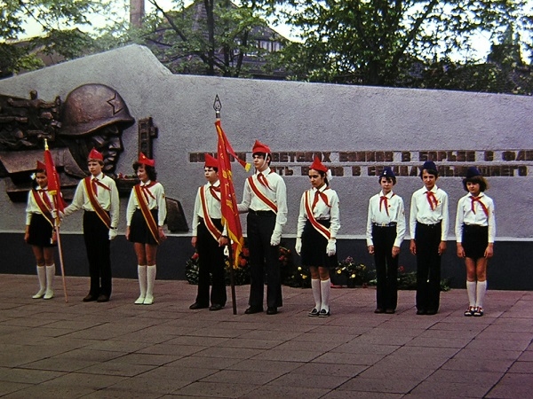 Фото: Мероприятие, посвященное Дню Победы. Учащиеся школы при посольстве СССР в Берлине. 1976 год