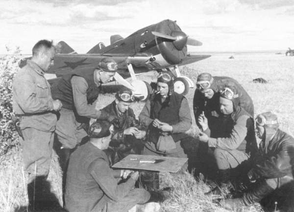 Фото: Советские авиаторы играют в домино