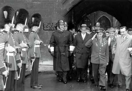 Фото: Юрий Гагарин посещает Лондонский Тауэр. Фотография сделана в Лондоне в июле 1961 г.