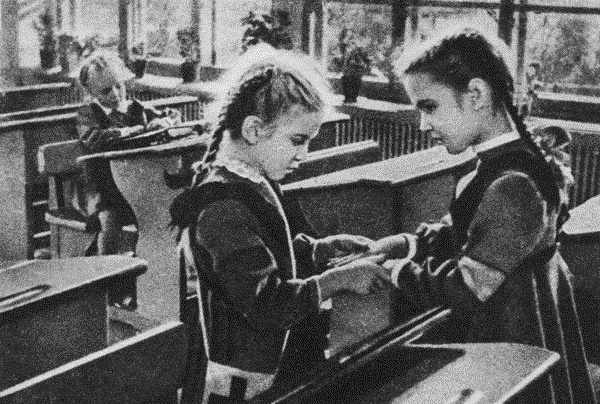 Фото: Руки мыли? Дежурная по классу в советской школе