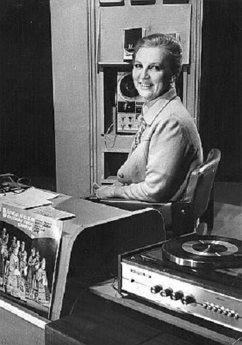 Фото: Эталон стиля советского ТВ Элеонора Беляева- Музыкальный киоск, 1970 год