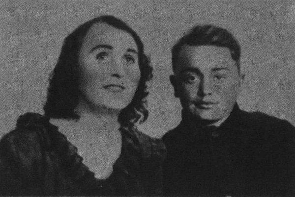 Фото: Олег Кошевой с матерью Еленой Кошевой, 1941 год