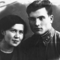 Летчик, герой Советского Союза Михаил Девятаев с женой, 1944 год