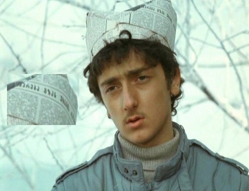 Фото: Скрипач из фильма Кин-дза-дза в шляпе из газеты