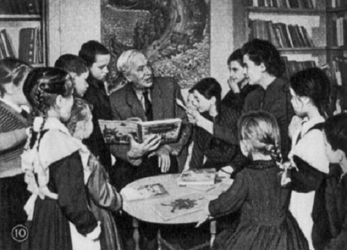 Фото: В СССР огромное значение  имело развитие сети детских библиотек, 1946 год