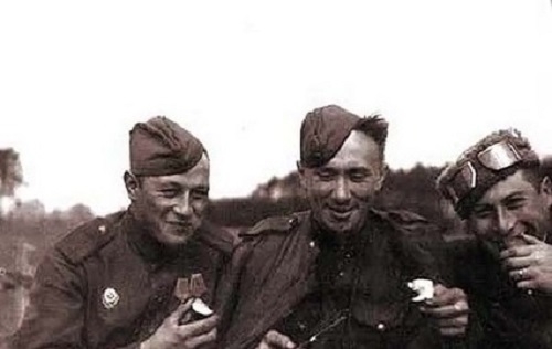 Фото: Неунывающий фронтовик - актер Алексей Смирнов  с товарищами, 1943 год