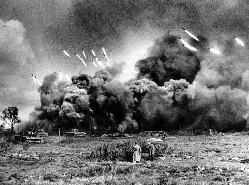 Фото: В бой вступают ракетные установки  БМ-13 Катюши. 1941 год