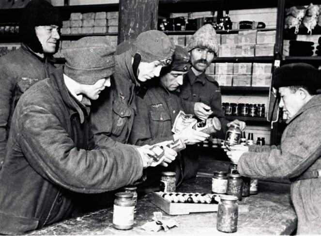 Фото: Пленные немецкие солдаты  получают паек 1947, год