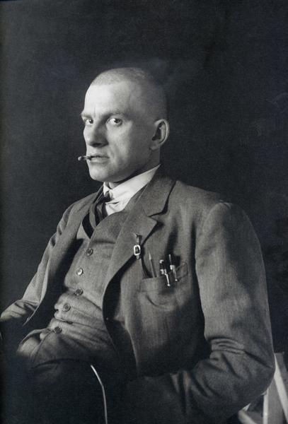 Фото: Знаменитый фотопортрет Маяковского. Автор Родченко, 1925 год