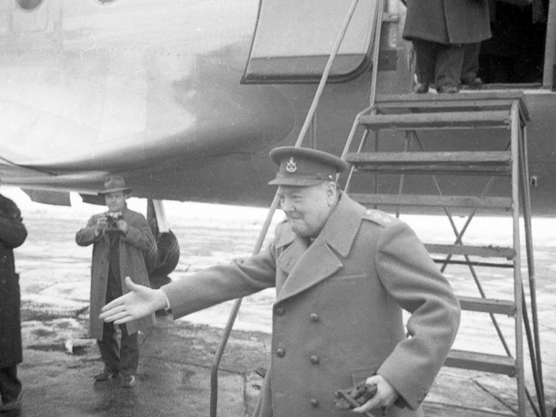 Фото: Черчилль в аэропорту Симферополя. 