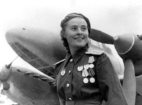 Фото: Летчик-ас Лидия Литвяк рядом со своим боевым самолетом ЯК-1, 1942 год