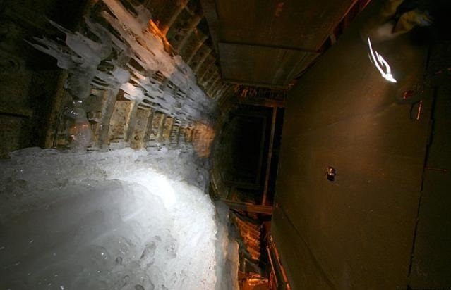 Фото: Шахтная площадка для спуска-подъема в тоннель заброшенного ускорителя элементарных частиц в Протвино. 2014 год