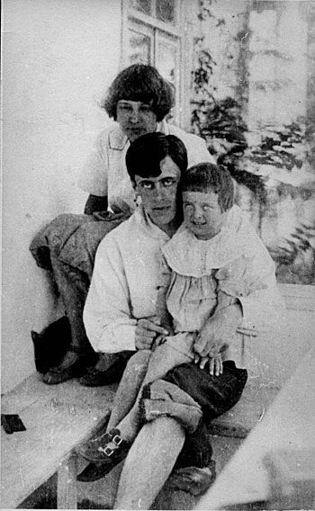 Фото: Счастливая семья. Марина Цветаева,  Сергей Эфрон и их дочь Ариадна. Крым. 1916 год