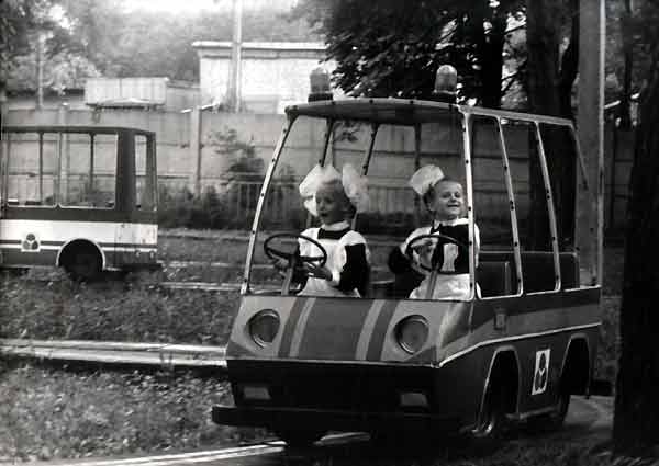 Фото: Детские автобусы в парке развлечений, 1977 год