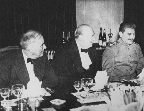 Фото: Банкет на Ялтинской конференции. В кадре Рузвельт, Черчилль и Сталин