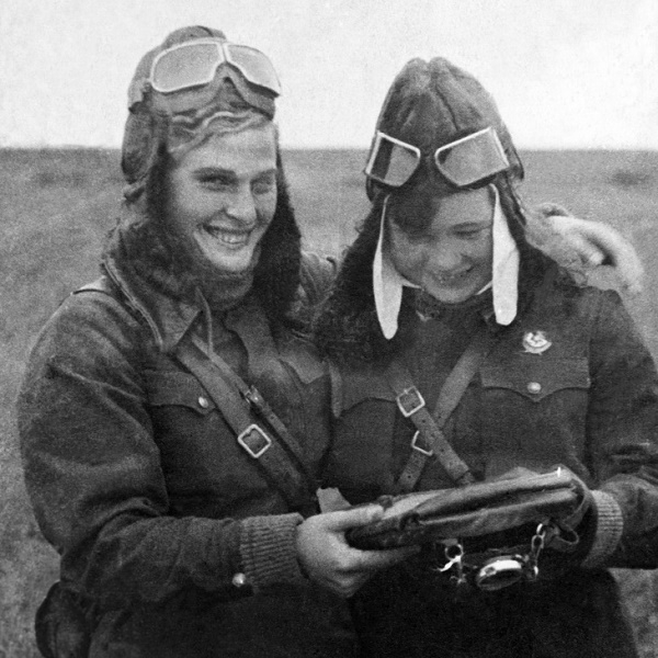 Фото: Летчицы В. Тихомирова и М. Смирнова. Великая Отечественная Война 1942