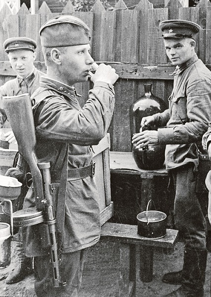 Фото: Выдавать сто грамм водки солдатам Красной армии стали по распоряжению Сталина 