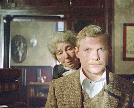 Фото: Доктор Ватсон и миссис Хадсон. "Приключения Шерлока Холмса и доктора Ватсона". 1980 год