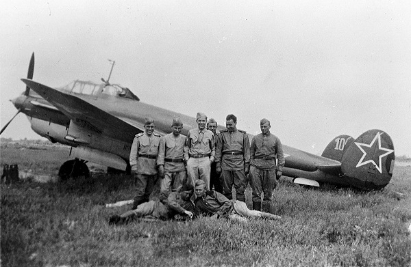 Фото: Боевой пикирующий бомбардировщик ПЕ-2, 1941 год