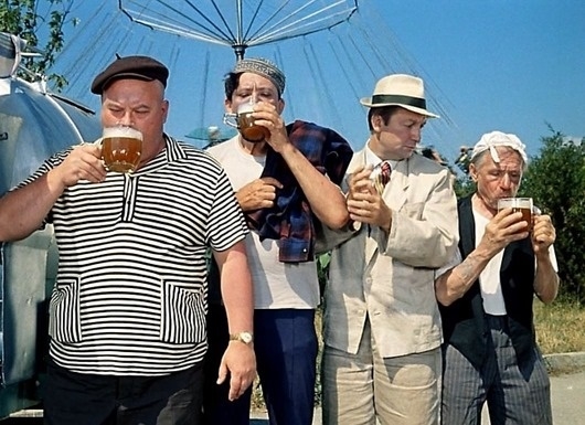 Фото: Герои фильма Кавказская пленница пьют пиво