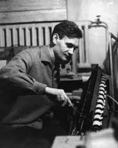 Фото: Евгений Мурзин работает над созданием синтезатора, 1958 год